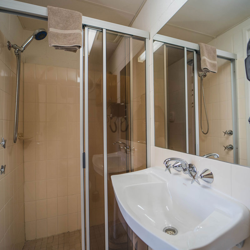 spacious bathroom facilities at Ripparoo Lodge